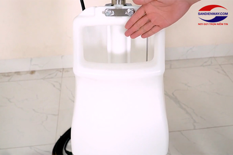 Đổ hóa chất đã pha vào trong thùng chứa